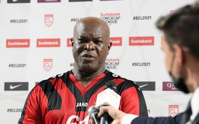 六旬副总统亲下场踢球什么后果？两队都被罚出局！